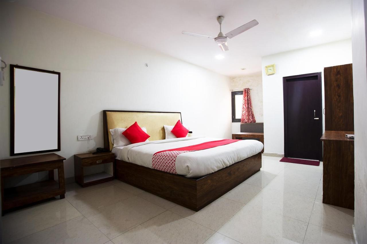Oyo 44174 Hotel Mid Town Prime Harthala Kültér fotó